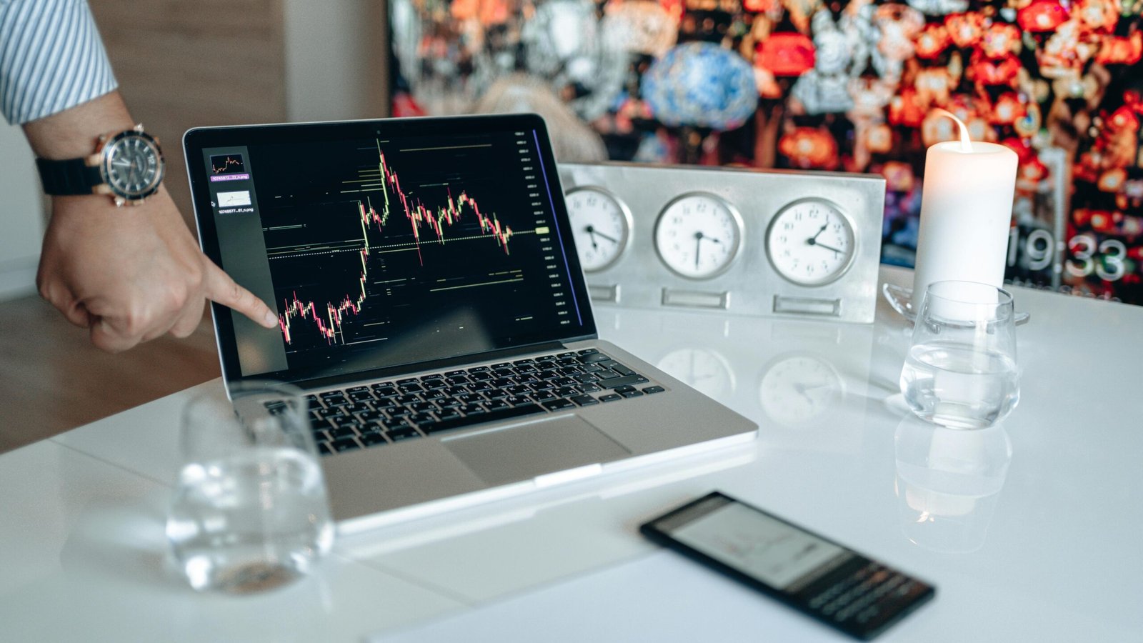 What is a Dealing Desk in Forex Brokerage and What Does It Do?